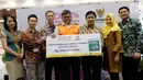 Jajaran PT AEON Indonesia dan BAZNAS foto bersama pada acara Bantuan Bencana Gempa Palu di Jakarta, Jumat (12/10). AEON 1% Club Foundation memberikan donasi senilai 5 juta yen atau sekitar Rp 650 juta. (Liputan6.com/HO/Arif)