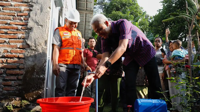 Gubernur Jawa Tengah Ganjar Pranowo meninjau bantuan pembangunan Sistem Penyediaan Air Bersih (SPAM) di Desa Gendoang, Kecamatan Moga, Kabupaten Pemalang. (Istimewa)