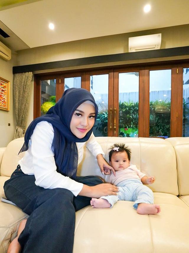 Aurel Hermansyah dan baby Ameena. (Foto: Instagram/aurelie.hermansyah)
