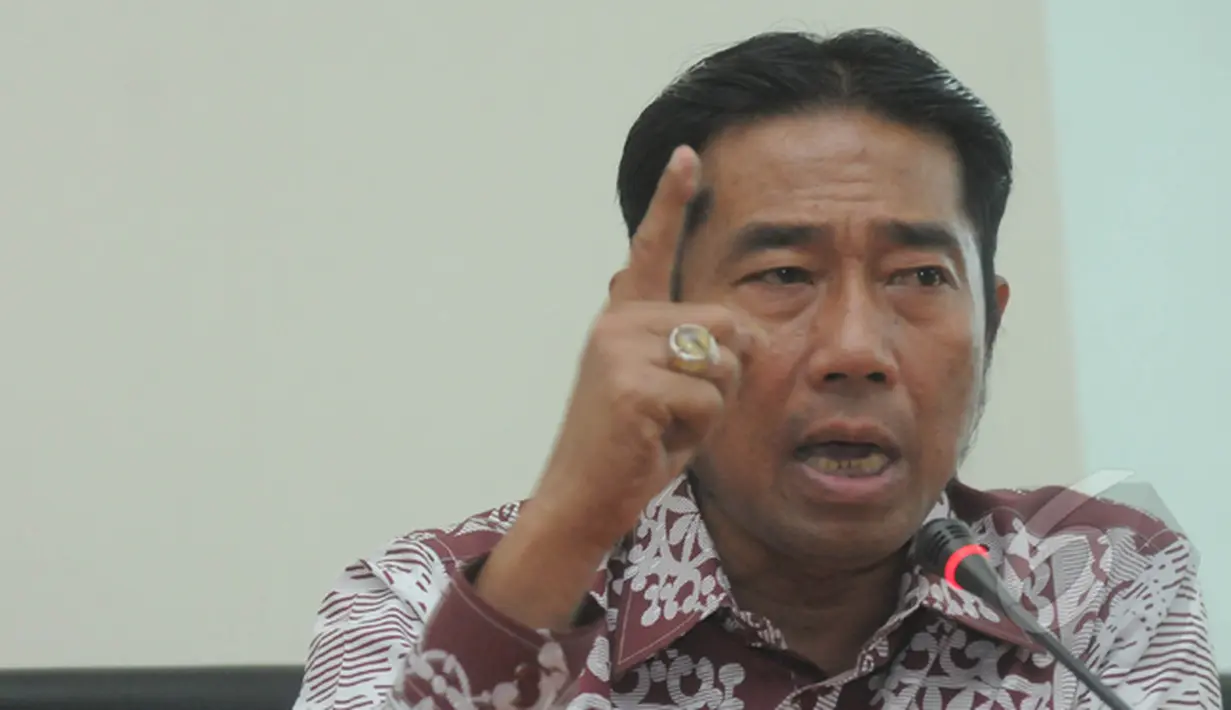 Abraham Lunggana alias haji Lulung memberikan keterangan saat konferensi pers  di Gedung DPRD, DKI Jakarta, Kamis (5/3/2015).  Mediasi Kemendagri mengalami jalan buntu, DPRD menilai Ahok tidak  beretika saat rapat . (Liputan6.com/Herman Zakharia)