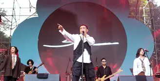 Sal Priadi di panggung Social Chic di Stadion Madya, Senayan, Jakarta, Minggu (4/8/2024). [Foto: Adrian Putra/Fimela]