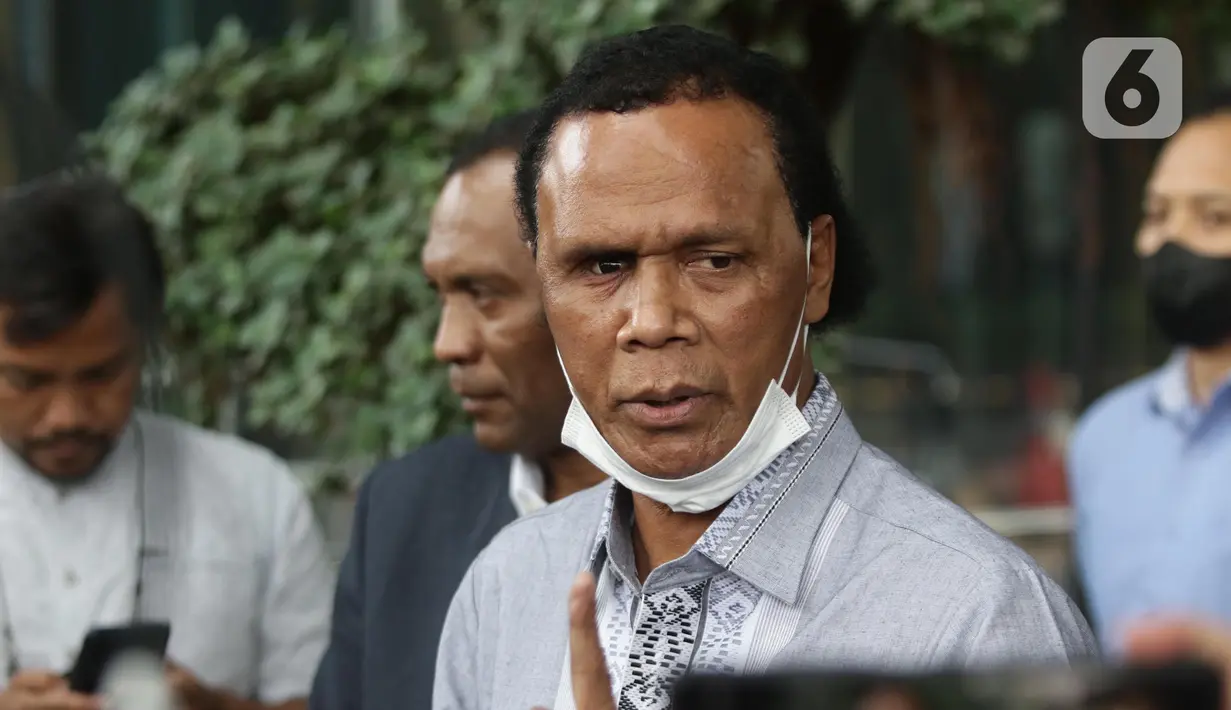 Tenaga Ahli PD Pasar Jaya, Rosario de Marshall alias Hercules (tengah) memberi keterangan kepada wartawan usai menjalani pemeriksaan di Gedung Merah Putih Komisi Pemberantasan Korupsi (KPK), Jakarta, Kamis (19/1/2023). Rosario de Marshall alias Hercules memenuhi panggilan KPK sebagai saksi di kasus suap penanganan perkara di Mahkamah Agung (MA). (Liputan6.com/Helmi Fithriansyah)