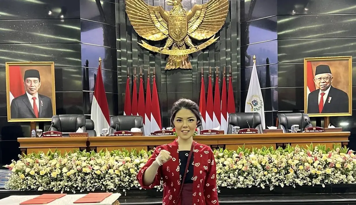 Penyanyi Tina Toon resmi dilantik menjadi anggota DPRD untuk kedua kalinya usai memperoleh suara tertinggi di Pileg DPRD Dapil DKI Jakarta II. [@tinatoon101].