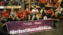 Fans MU yang tergabung ke dalam IndoManutd Jakarta saat Roaring Night Liga Inggris antara Manchester City melawan Manchester United di Picth 98, Kemang, Jakarta, Minggu (03/03/2024) malam WIB. (Bola.com/Abdul Aziz)