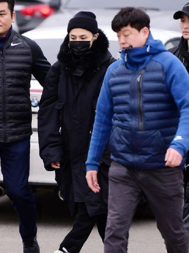 [Bintang] Seminggu Jalani Wamil, G-Dragon BigBang Kebanjiran Surat dari Fans