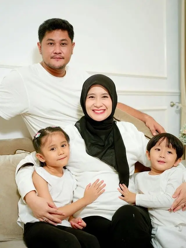6 Potret Ryana Dea Umumkan Kehamilan Ketiga, Sudah Pamer Baby Bump