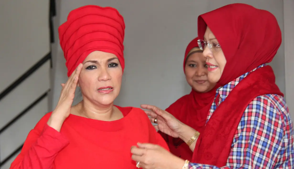 Namun lambat laun, pemilik nama asli Dedi Yuliardi Ashadi ini mulai menutup rambutnya dengan surban. Dalam beberapa kesempatan, Dorce terlihat menggunakan surban dengan warna yang menyala (Kapanlagi/Hendra Gunawan)