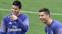 James Rodriguez bersenda gurau dengan Cristiano Ronaldo di sesi latihan Real Madrid, (5/5/2017). (AFP/Gerard Julien)