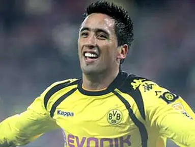 Selebrasi gol striker Dortmund Lucas Barrios ke gawang FC Koln dalam lanjutan Bundesliga yang digelar di Rheinenergiestadion, 17 Januari 2010. AFP PHOTO DDP / JUERGEN SCHWARZ