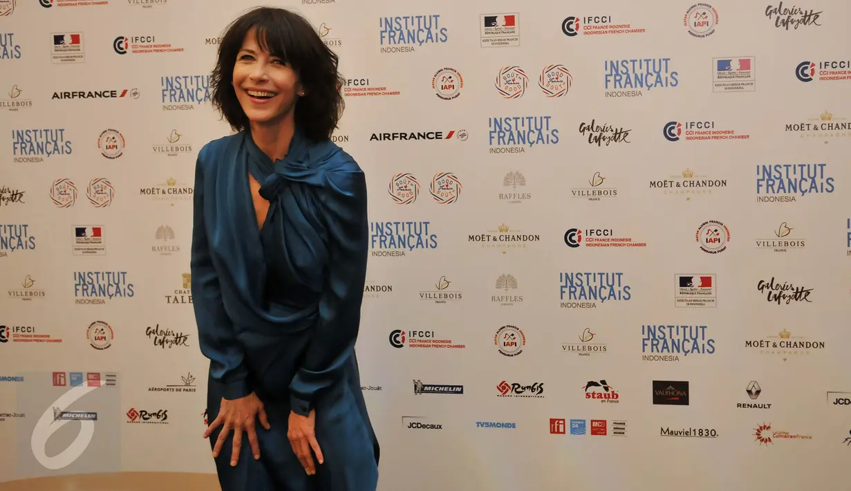Senyum Sophie Marceau, aktris Prancis yang memerankan kekasih James Bond dalam film The World is Not Enough, saat melakukan sesi foto ketika menghadiri gala dinner Prancis-Indonesia di Jakarta, Minggu (20/3). (Liputan6.com/Johan Tallo)