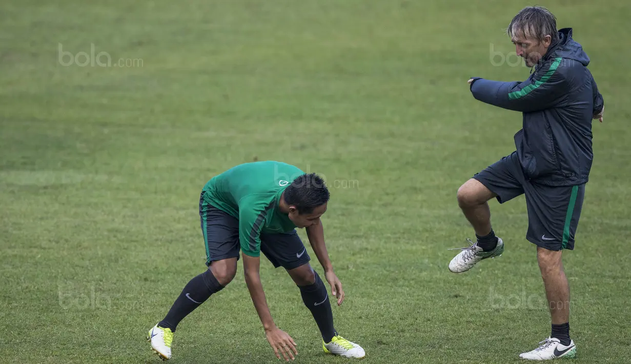 Gelandang Timnas Indonesia, Evan Dimas, diminta pelatih fisik, Miguel Gandia, untuk push up usai latihan di Stadion UKM, Selangor, Sabtu (19/8/2017). Evan kalah saat bermain crossbar dengan Miguel. (Bola.com/Vitalis Yogi Trisna)