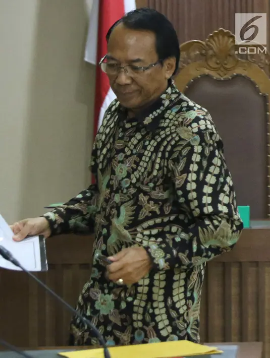Mantan Menteri ESDM, Jero Wacik saat mengikuti sidang pengajuan Peninjauan Kembali atas putusan kasasi kasus dana operasional menteri (DOM) di PN Jakarta Pusat, Senin (23/7). Sidang mendengar pembacaan memori PK. (Liputan6.com/Helmi Fithriansyah)