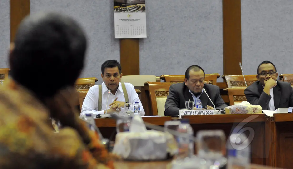 Ketum PSSI La Nyala Matalitti (tengah) didampingi Wakilnya Hinca Panjaitan (kiri) menemui Komisi X DPR di Kompleks Parlemen, Jakarta, Senin (20/4/2015). PSSI mengadu kepada DPR mengenai pembekuan organisasinya. (Liputan6.com/Andrian M Tunay)