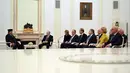 Dalam pertemuan bilateral ini, Presiden Prabowo didampingi oleh Menteri Luar Negeri Sugiono, Menteri ESDM Bahlil Lahadalia, dan Sekretaris Kabinet Teddy Indra Wijaya. Tampak dalam foto, Presiden Republik Indonesia, Prabowo Subianto (kiri) saat melakukan pertemuan dengan Presiden Rusia Vladimir Putin di Istana Kremlin, Moskow pada Senin 13 April 2026. (Igor IVANKO/POOL/AFP)