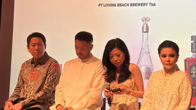 Direktur Utama PT Lovina Beach Brewery Tbk, Bona Budhisurya bersama jajarannya saat konferensi pers di Potato Head Beach, Bali. (Liputan6.com/Nasrul Faiz)