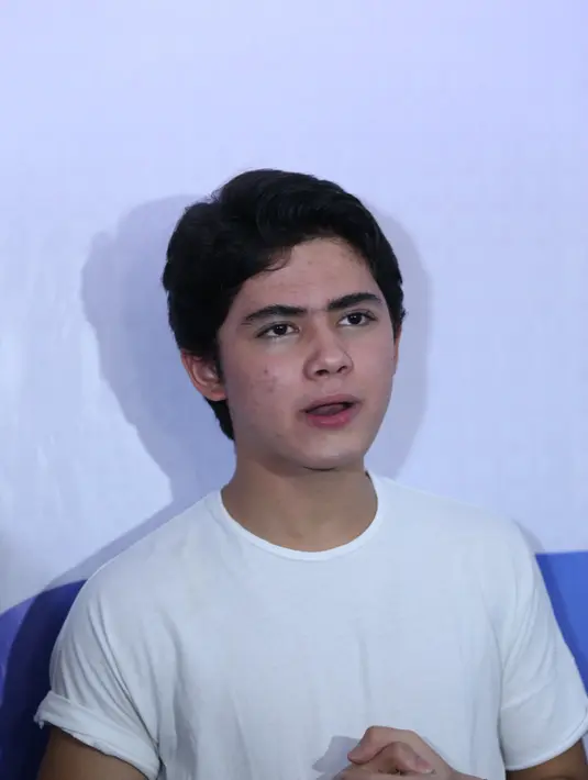 Meski telah dibantah, tapi para penggemar keduanya terus mendorong keduanya berpacaran. Setelah Prilly meluapkan emosinya pada sosial media, hubungan keduanya sekarang jarang terlihat tampil mesra. (Nurwahyunan/Bintang.com)