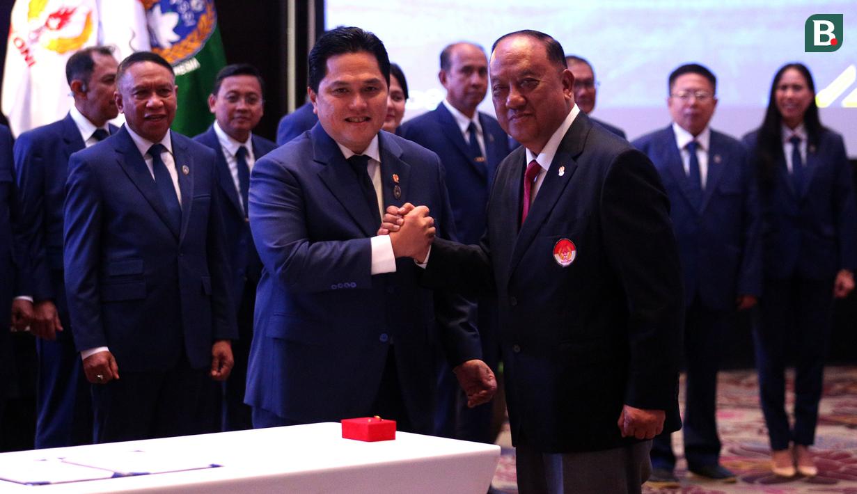 <p>Ketua Umum PSSI, Erick Thohir (kiri) berfoto bersama dengan Ketua KONI, Marciano Norman saat Pelantikan Pengurus PSSI Masa Bakti 2023-2027 yang berlangsung di Hotel Fairmont, Jakarta, Jumat (26/05/2023). (Bola.com/Bagaskara Lazuardi)</p>