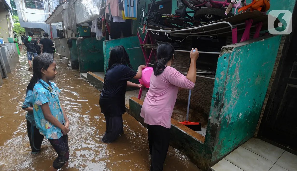 Banjir yang terjadi mulai tengah malam tadi (Senin dini hari) akibat luapan Sugai Ciliwing dan mulai surut menjelang siang hari. (merdeka.com/Arie Basuki)