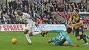 Pemain Swansea City, Andre Ayew berusaha melewati hadangan kiper Arsenal,  Petr Cech, dalam lanjutan Liga Premier Inggris di Stadion Liberty, Inggris, Sabtu (31/10/2015). (Reuters/Rebecca Naden)