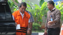 Tersangka Kabid Perizinan DPM PTSP Pemkab Subang, Asep Santika keluar dari mobil bersiap menjalani pemeriksaan di gedung KPK, Jakarta, Kamis (29/03). Dua tersangka ini diperiksa dengan kasus yang berbeda. (Merdeka.com/Dwi Narwoko)