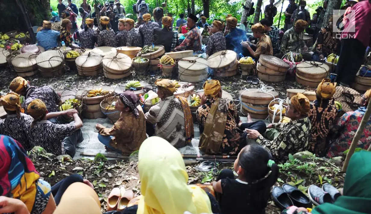 Warga memanjatkan doa saat mengikuti Sadranan Rejeban Plabengan di Lereng Gunung Sumbing, Temanggung, Jawa Tengah, Jumat (22/3). Dalam tradisi ini warga menggelar doa dan makan bersama di makam sesepuh. (Liputan6.com/Gholib)