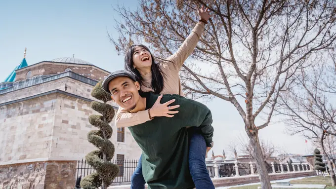 perempuan dan pasangan gendong