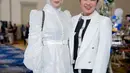 Fitri Carlina mengenakan dress hitam list putih kancing emas dipadukan blazer crop. [@mulanjameela1]