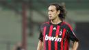 Alessandro Nesta - Nesta menjadi duet maut bersama Paolo Maldini dalam menjaga pertahanan AC Milan pada 2007. Duet Nesta dan Maldini menjadi duet bek AC Milan paling sulit ditembus oleh serangan tim lawan. (AFP/Paco Serinelli)
