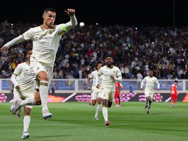 Pemain Al Nassr, Cristiano Ronaldo berselebrasi setelah mencetak gol ke gawang Damac FC pada laga lanjutan Liga Arab Saudi di Prince Sultan bin Abdulaziz Sports City Stadium, Abha, Arab Saudi, Sabtu (25/2/2023) malam WIB. CR7 berhasil mencetak hattrick pada menit ke-18, 23', dan 44'. (Twitter/@AlNassrFC)