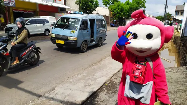 Seorang pengamen boneka karakter Teletubbies tengah menyapa pejalan kaki yang tengah melintas di jalan Terusan Pembangunan, Garut, Jawa Barat.
