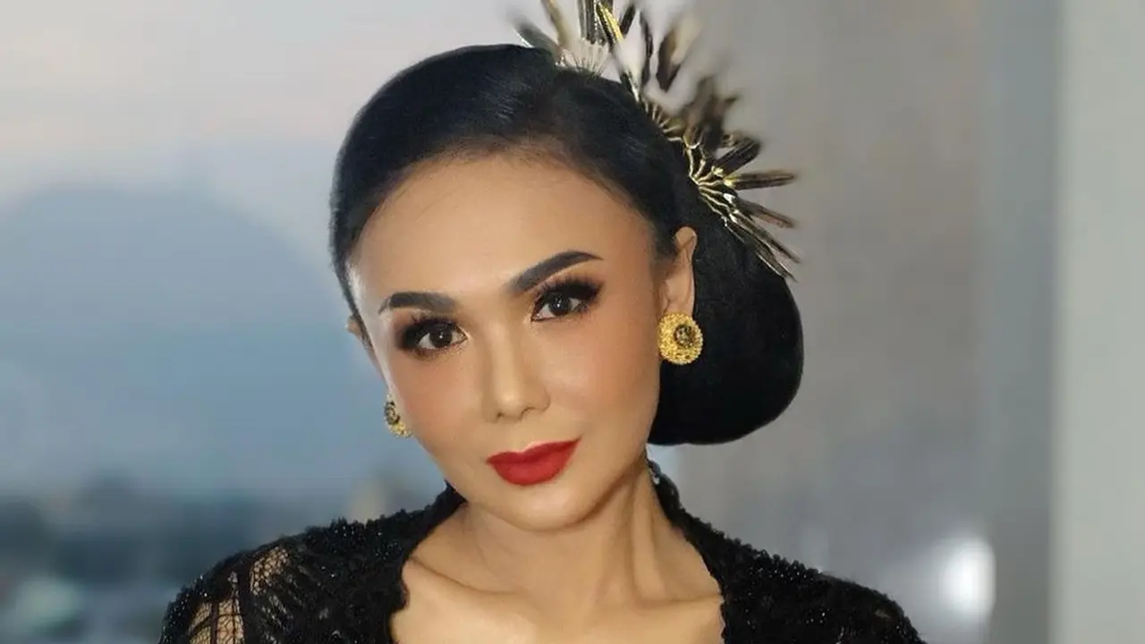 FOTO: Penampilan Yuni Shara Pakai Kebaya Hitam saat Manggung di Balai Kota Solo