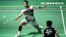 Tunggal putra Indonesia, Jonatan Christie memukul bola balasan saat pertandingan final tunggal putra melawan Lin Chun-yi (Taiwan) di turnamen bulu tangkis India Open 2026 di Indira Gandhi Indoor Stadium, New Delhi, Minggu (18/1/2026) sore WIB. Tunggal putra Indonesia Jonatan Christie gagal meraih gelar perdana tahun ini. (Sajjad HUSSAIN/AFP)