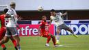 Gelandang Persib Bandung, Dedi Kusnandar (kanan) menyundul bola dalam pertandingan pekan ke-23 BRI Liga 1 2022/2023 melawan Bali United di Stadion Maguwoharjo, Sleman, Jumat (10/02/2023) WIB. (Bola.com/Maheswara Putra)