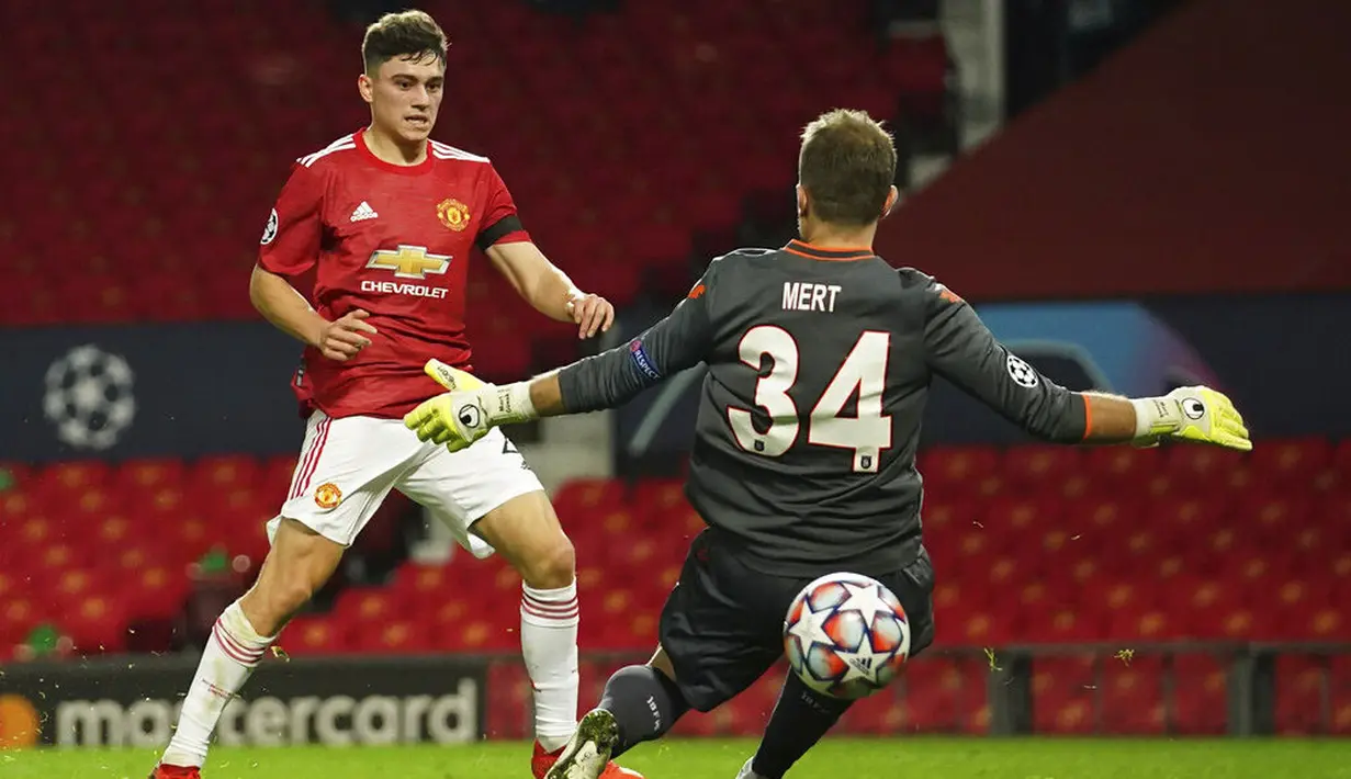 Pemain Manchester United, Daniel James, mencetak gol ke gawang Istanbul Basaksehir pada laga Liga Champions di Stadion Old Trafford, Rabu (25/11/2020). Setan Merah menang dengan skor 4-1. (AP/Dave Thompson)