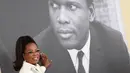 Oprah Winfrey tiba untuk pemutaran perdana film "Sidney" di Academy Museum of Motion Pictures di Los Angeles, California (21/9/2022). Oprah memadukan penampilannya yang bergaya dengan sepatu hak perak berujung runcing, dan lebih lanjut dilengkapi dengan kacamata berbingkai kawat bulat. (AFP/Michael Tran)