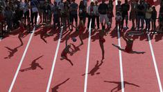 Para atlet beraksi diatas sungai Seine dekat jembatan Alexandre III di Paris, (24/6/2017). Kegiatan ini sebagai bentuk promosi Paris menjadi kandidat tuan rumah Olimpiade 2024. (AFP/Geoffroy Van Der Hasselt)