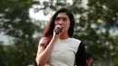 Isyana tampil cantik memakai busana hitam putih pada Minggu sore yang cerah itu. Penampilannya pun mendapat sambutan meriah dari ratusan penggemar yang telah menunggunya. (Deki Prayoga/Bintang.com)