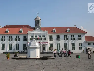 Kondisi Museum Fatahillah yang terlihat bersih, Jakarta, Jumat (6/10). Usai revitalisasi kini museum tersebut terlihat lebih bersih dan bebas dari pedagang liar kaki lima. (Liputan6.com/Faizal Fanani)