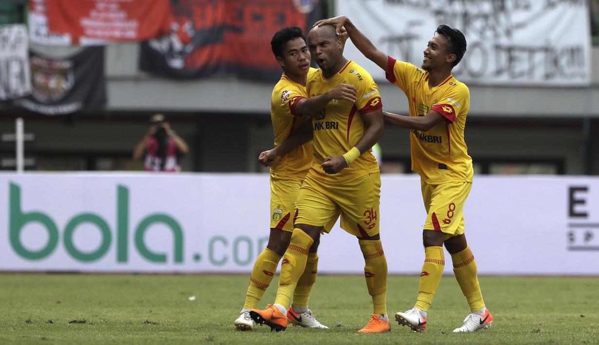 Bek Bhayangkara FC, Anderson Salles, merayakan gol yang dicetaknya ke gawang Persija Jakarta pada laga Shopee Liga 1 di Stadion Patriot Chandrabhaga, Bekasi, Sabtu (10/8). Persija bermain imbang 1-1 atas Bhayangkara. (Bola.com/Yoppy Renato)