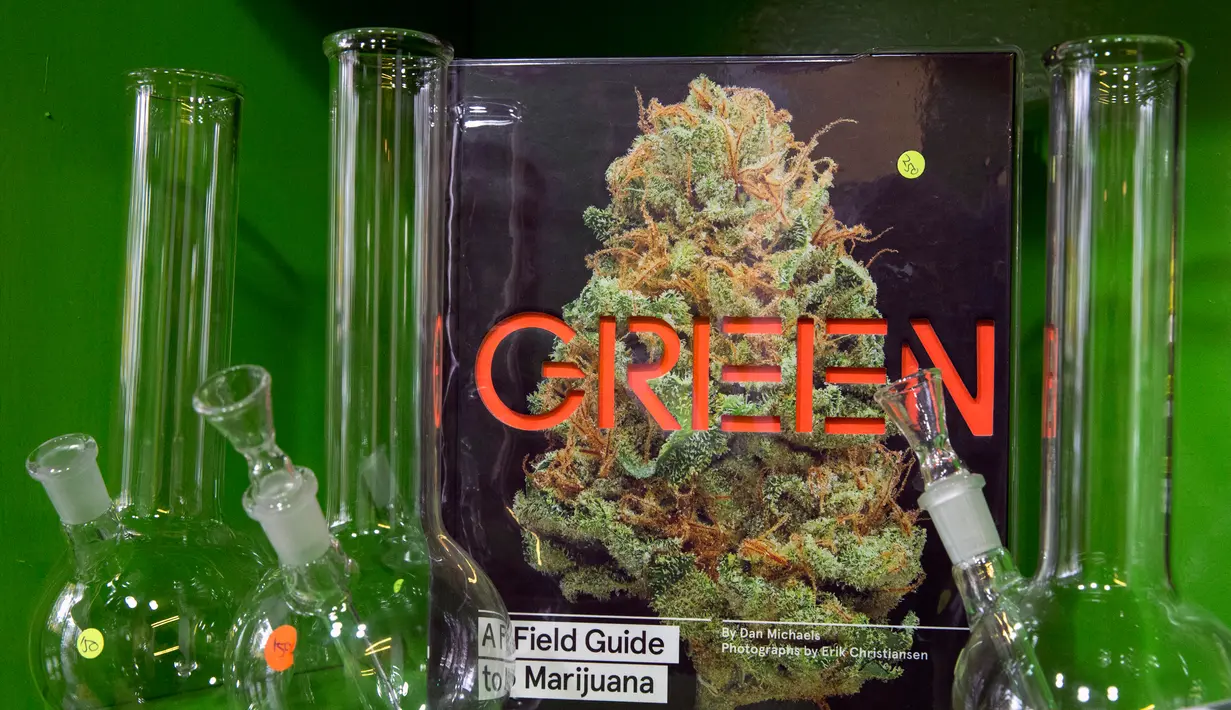 Salah satu aksesoris yang dijual di apotek ganja di Tel Aviv, Israel (2/3/2016). Apotek ganja ini menjual berbagai jenis ganja medis serta olahannya untuk kesehatan. (AFP Photo/Jack Guez)