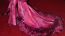 Chappell Roan menghadirkan glam rock tahun 70-an lewat setelan serba pink bermotif seperti kaca patri. Setelan dua potong tersebut hadir dengan lengan flare, kerah lebar, dan celana cut-bell yang dramatis. Gaya ini terasa seperti penghormatan untuk ikon glam seperti David Bowie, namun tetap terasa unik dengan sentuhan modern yang penuh warna. [@chappellroan].
