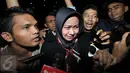 Istri Pelaksana Tugas (Plt) Gubernur Sumatera Utara Tengku Erry Nuradi, Evi Diana, menghindar dari wartawan usai diperiksa KPK, Jakarta, Kamis (5/11/15). Evi yang diperiksa sebagai saksi untuk Gatot Pujo Nugroho. (Liputan6.com/Helmi Afandi) 
