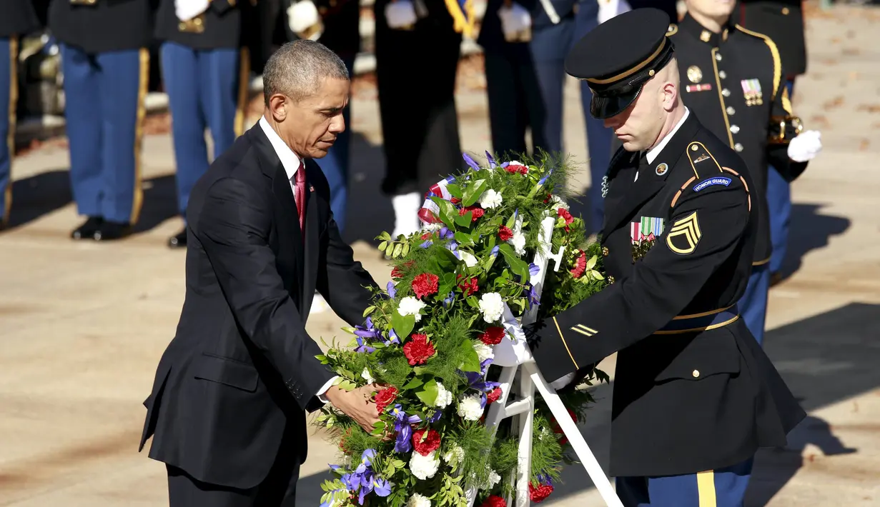Presiden AS Barack Obama meletakkan karangan bunga pada perayaan Hari Veteran  di Arlington National Cemetery, Virginia, Rabu (11/11). Hari Veteran adalah hari libur nasional untuk menghormati jasa para tentara Amerika. (REUTERS/Kevin Lamarque)