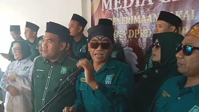 DPC PKB Kabupaten Blora saat konferensi pers seusai mendaftarkan 45 bacaleg ke KPU Kabupaten Blora, Jawa Tengah. (Liputan6.com/Ahmad Adirin)