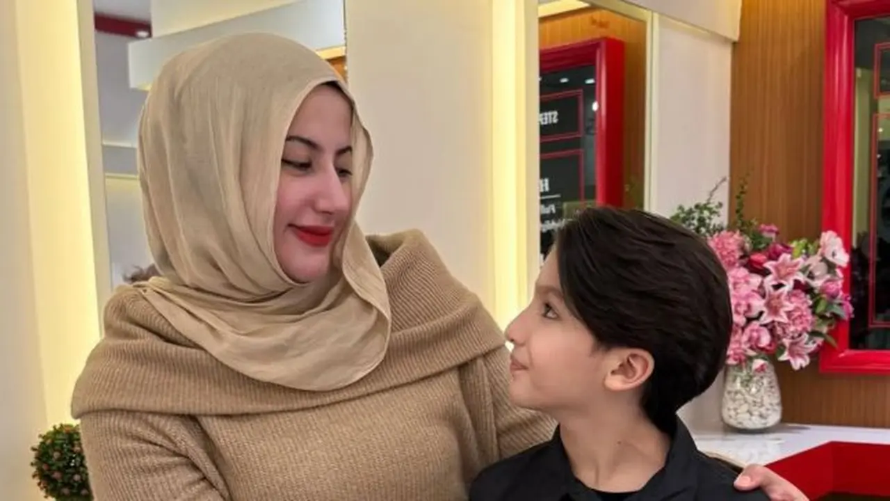Tasyi Athasyia Bagikan Momen Malik Sang Anak Potong Rambut Gondrong Kesayangan (instagram/tasyiiathasyia).