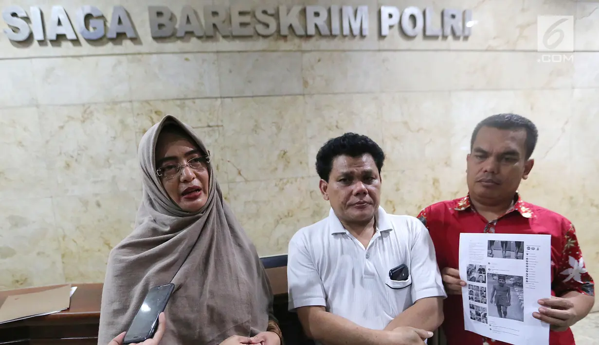 Pengacara Wa Ode Nur Zainab dan Azrul Tanjung memberikan keterangan pers terkait pencemaran nama baik terhadap Amien Rais yang diunggah di akun Facebook Syakieb Sungkar di Gedung Bareskrim Polri Jakarta, Selasa (26/6). (Liputan6.com/Fery Pradolo)