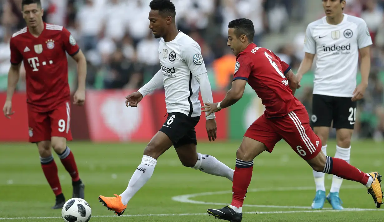 Gelandang Eintracht Frankurt, Jonathan de Guzman, saat melawan Bayern Munchen pada laga final  DFB Pokal di Stadion Olympiastadion, Minggu (20/5/2018). Eintracht Frankurt menang 3-1 atas Bayern Munchen. (AP/Michael Sohn)