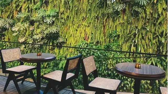 Mendesain Restoran Burger dengan Konsep Industrial dan Bernuansa Alam Lewat Vertical Garden