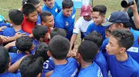 Alumni AQUADNC Andik Vermansah, Head Coach AQUADNC Alfredo Vera, dan Assistant Coach AQUADNC Esteban Busto ikut menyuarakan yel-yel bersama dengan tim dari ASIOP APACINTI dan FOSSBI Rajawali Muda sebelum pertandingan persahabatan dimulai (Istimewa)