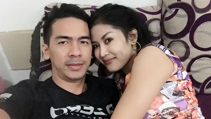 Izty Nathalia Mesra Dipacari Vokalis Pilot Band - ShowBiz Liputan6.com